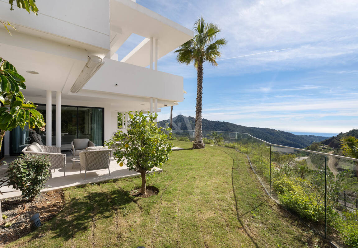 Apartamento con jardín privado en Palo Alto Marbella con vistas panorámicas al mar