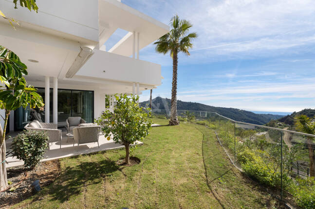 Apartamento con jardín privado en Palo Alto Marbella con vistas panorámicas al mar