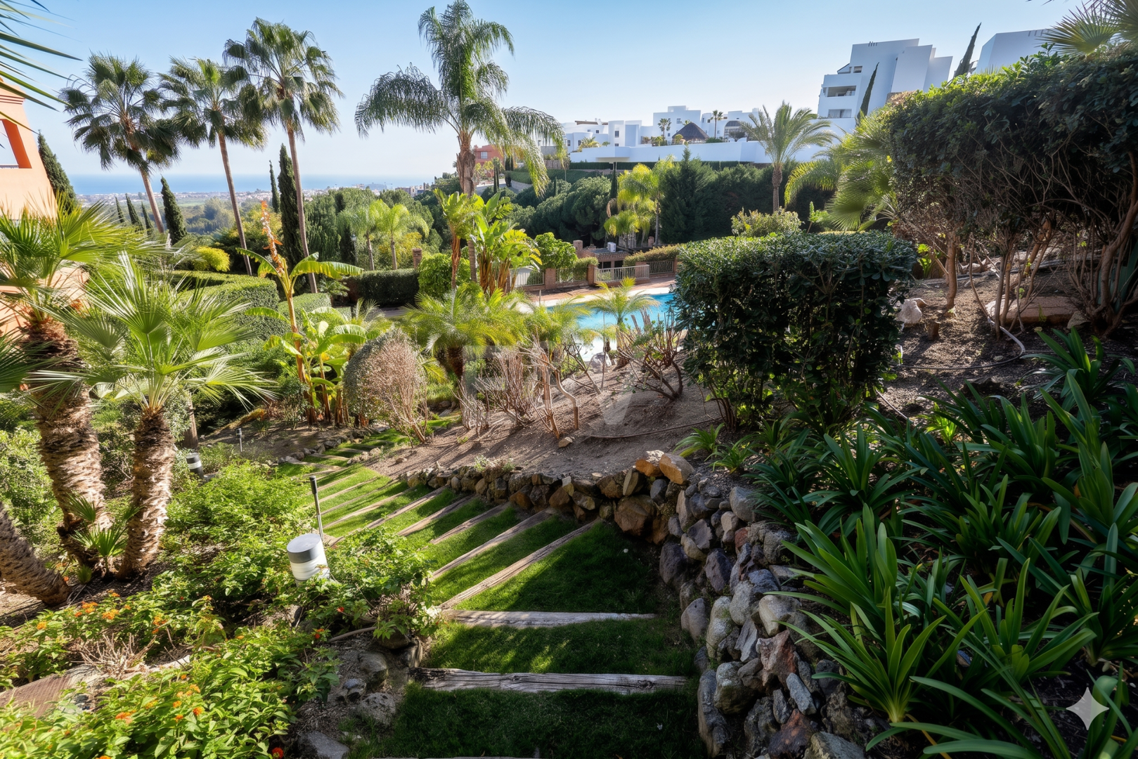 Apartamento con jardín exclusivo y vistas panorámicas al mar y al golf