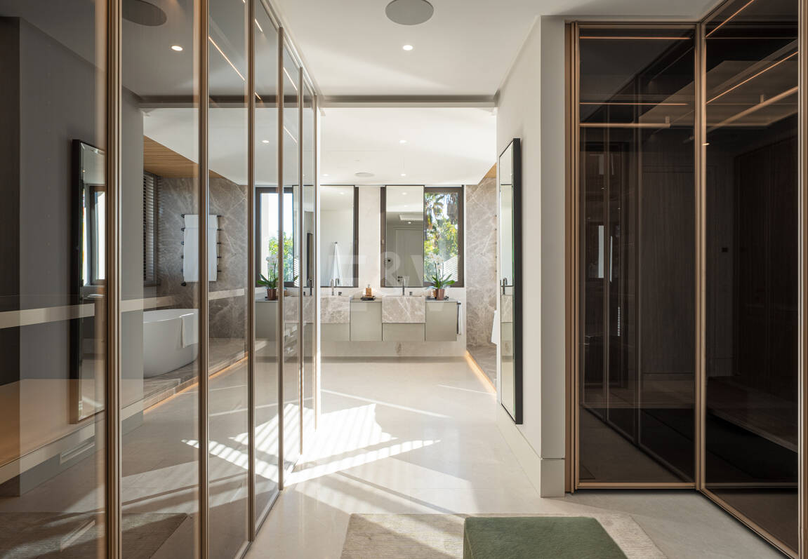 Spektakuläre Neubauvilla mit Meerblick im Marbella Hill Club