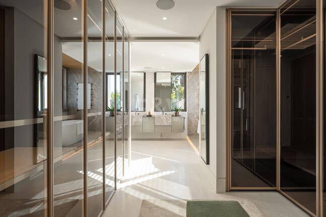 Spektakuläre Neubauvilla mit Meerblick im Marbella Hill Club