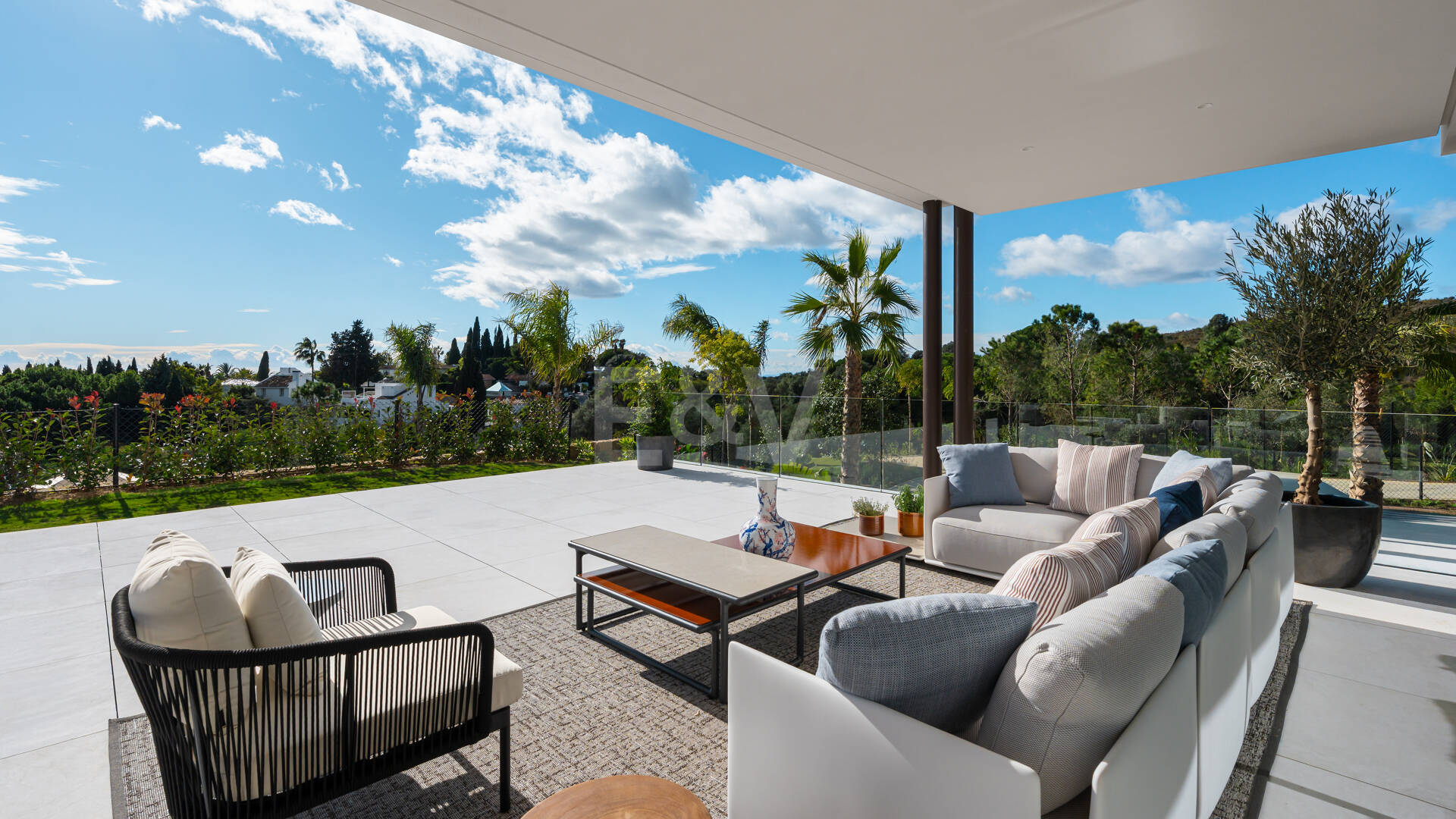Spektakuläre Neubauvilla mit Meerblick im Marbella Hill Club