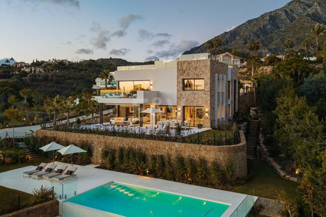 Spektakuläre Neubauvilla mit Meerblick im Marbella Hill Club