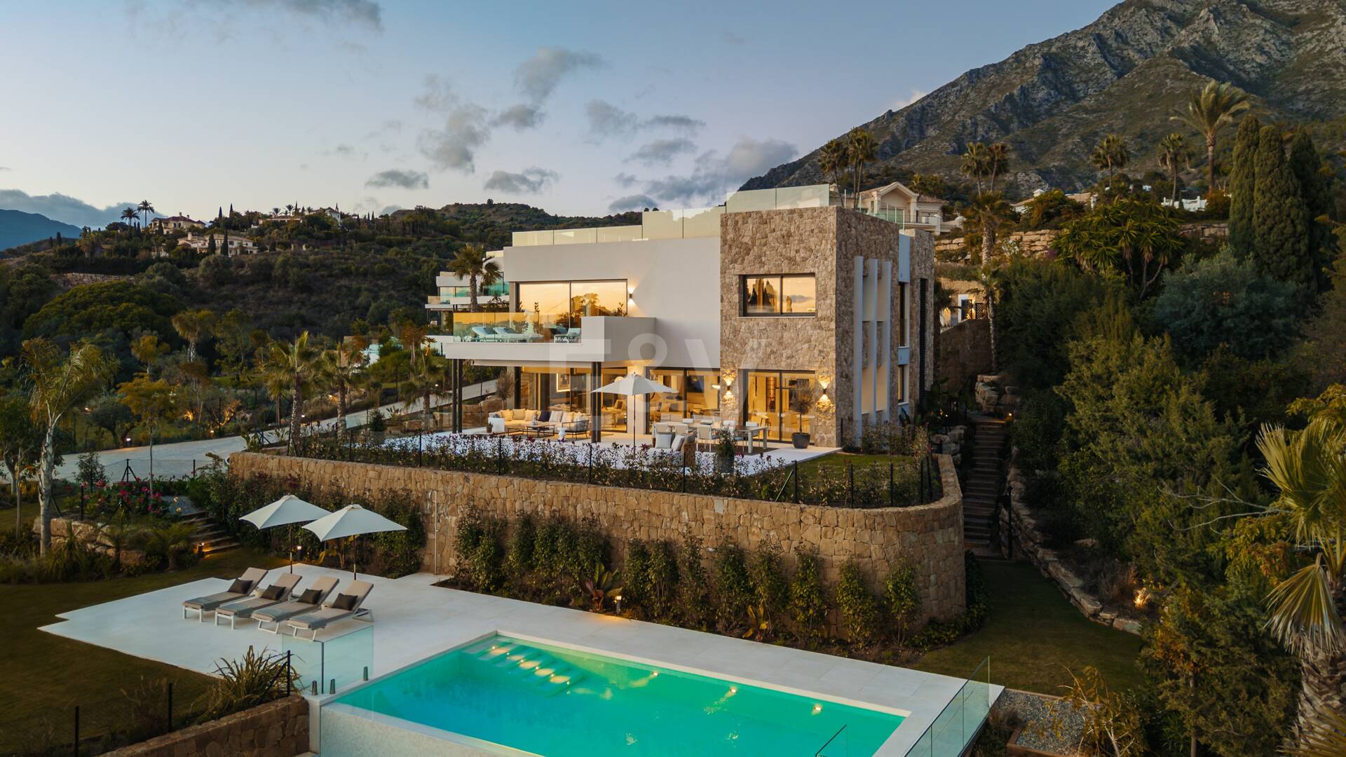 Spektakuläre Neubauvilla mit Meerblick im Marbella Hill Club
