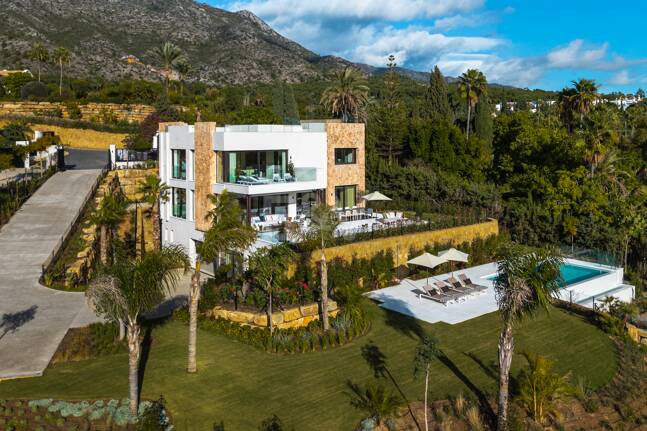 Spektakuläre Neubauvilla mit Meerblick im Marbella Hill Club