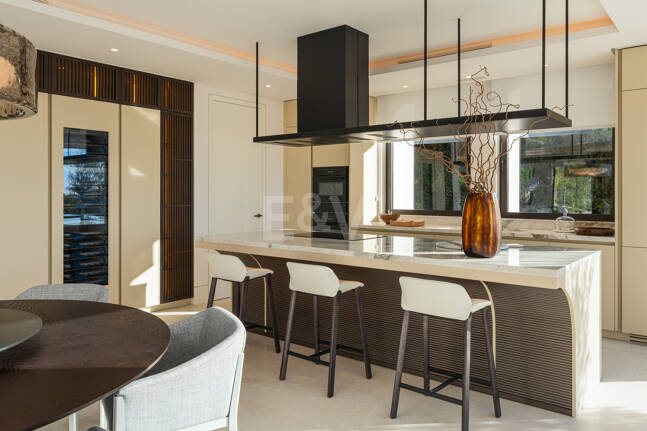 Spektakuläre Neubauvilla mit Meerblick im Marbella Hill Club