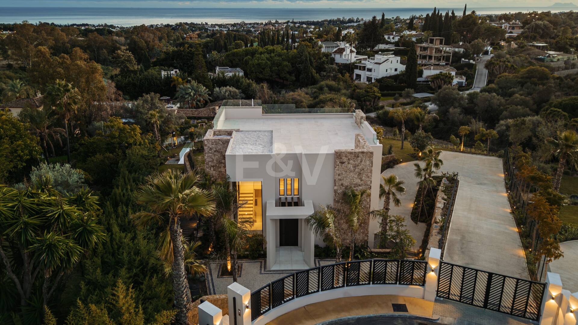 Spektakuläre Neubauvilla mit Meerblick im Marbella Hill Club