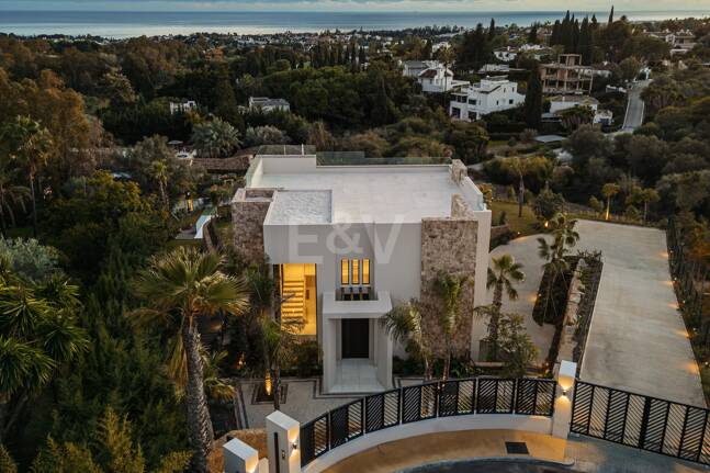 Spektakuläre Neubauvilla mit Meerblick im Marbella Hill Club