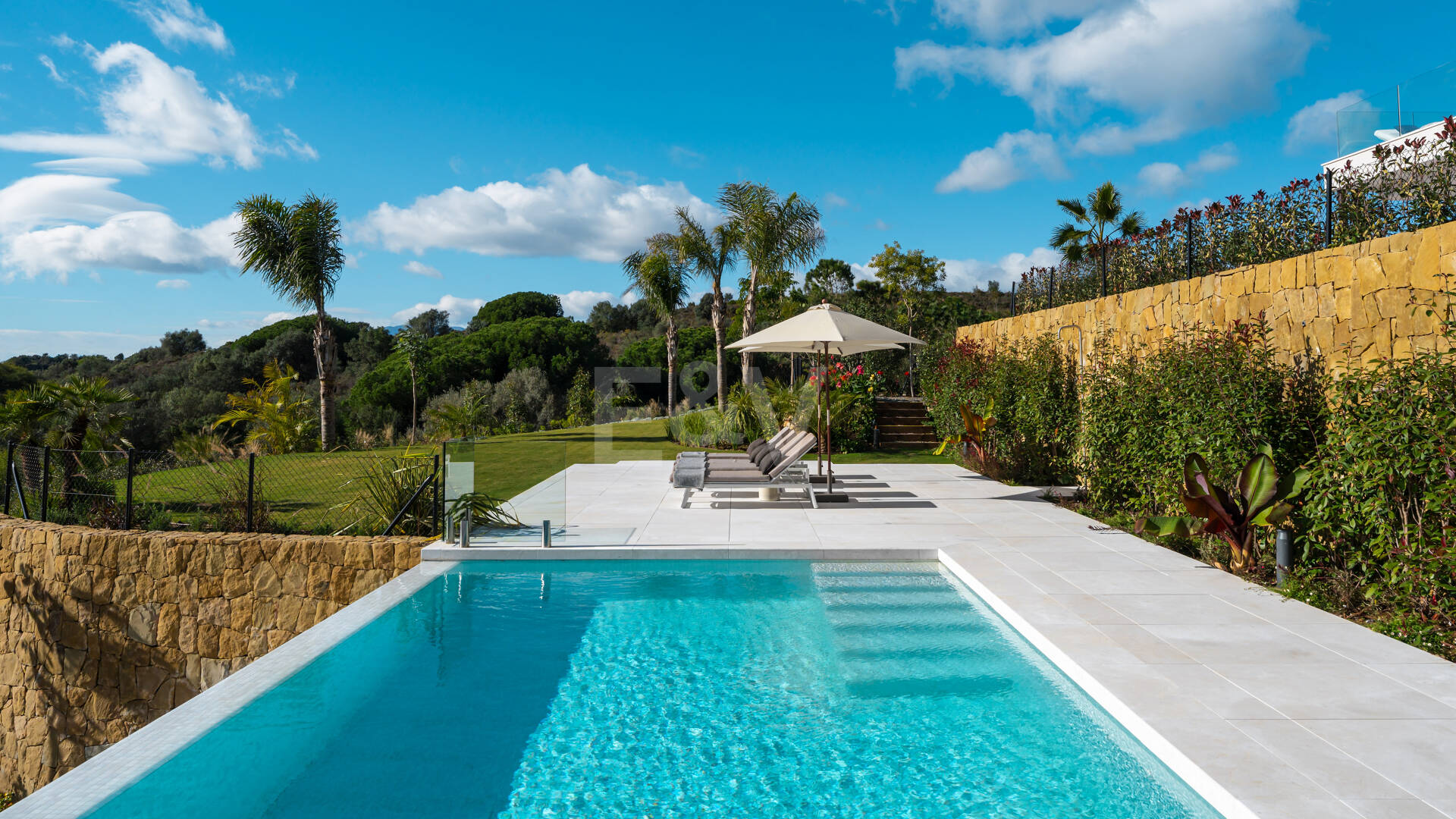 Spektakuläre Neubauvilla mit Meerblick im Marbella Hill Club