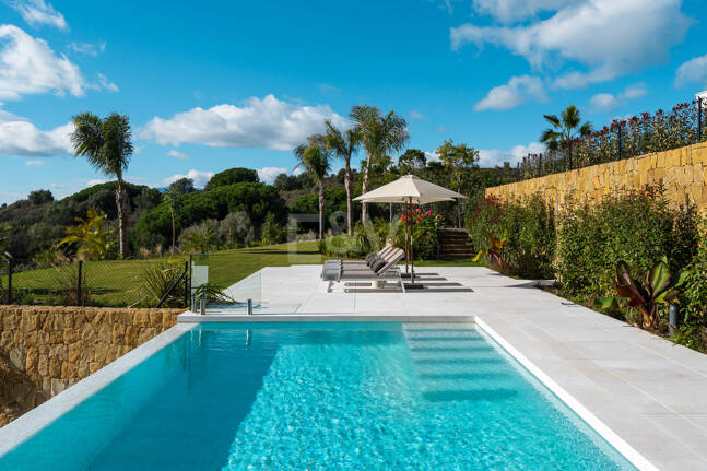 Spektakuläre Neubauvilla mit Meerblick im Marbella Hill Club