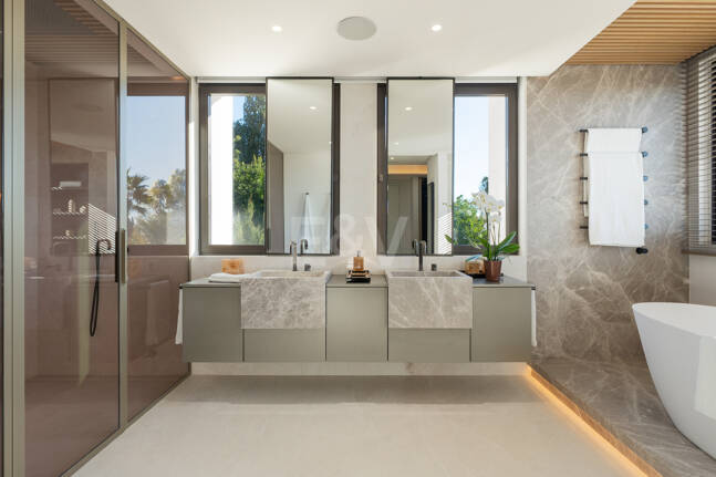 Spektakuläre Neubauvilla mit Meerblick im Marbella Hill Club