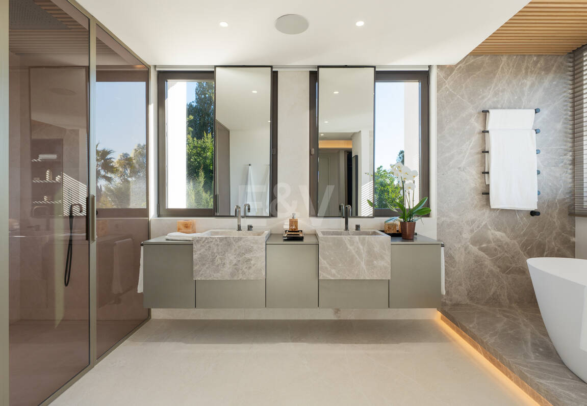 Spektakuläre Neubauvilla mit Meerblick im Marbella Hill Club