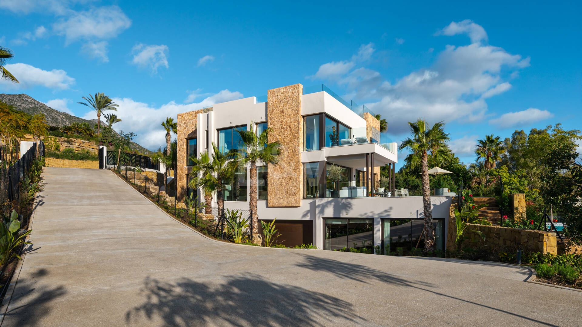 Spektakuläre Neubauvilla mit Meerblick im Marbella Hill Club