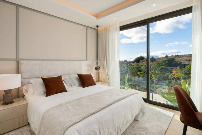 Spektakuläre Neubauvilla mit Meerblick im Marbella Hill Club