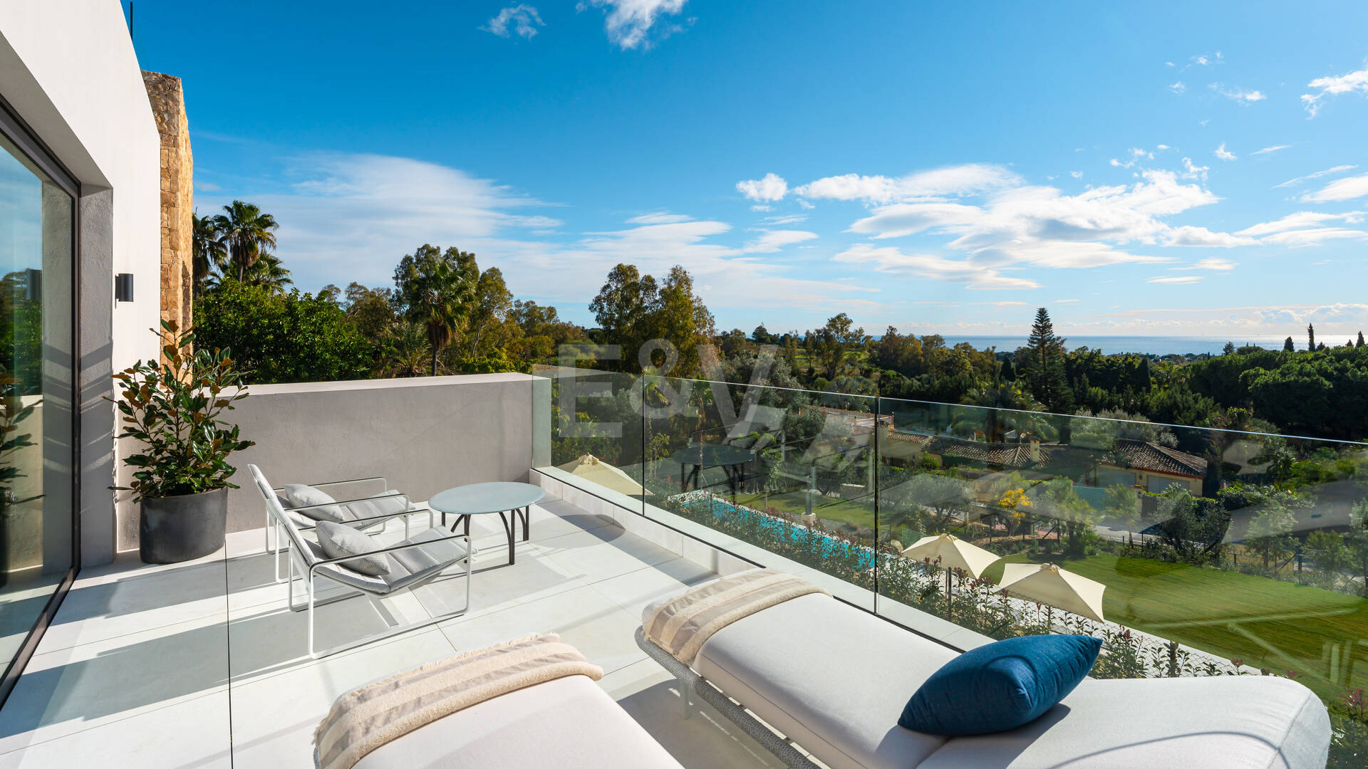 Spektakuläre Neubauvilla mit Meerblick im Marbella Hill Club