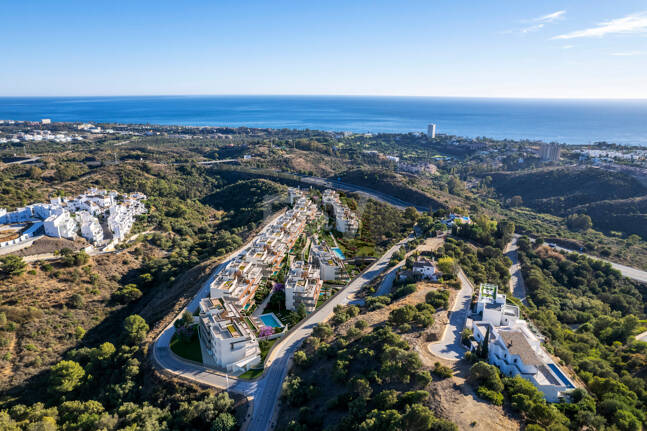 Moderno apartamento de estilo resort con vistas panorámicas al mar en Altos de Los Monteros