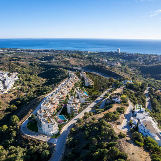 Moderno apartamento de estilo resort con vistas panorámicas al mar en Altos de Los Monteros