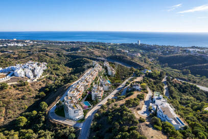 Moderno apartamento de estilo resort con vistas panorámicas al mar en Altos de Los Monteros