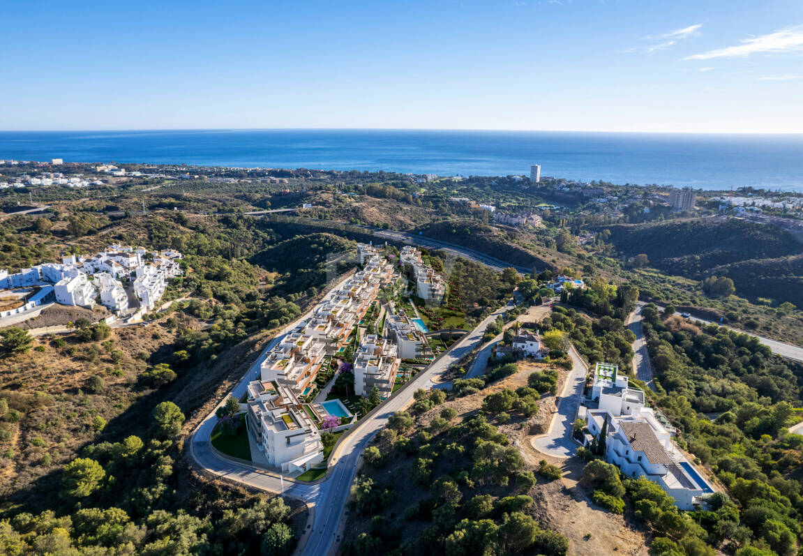 Moderno apartamento de estilo resort con vistas panorámicas al mar en Altos de Los Monteros