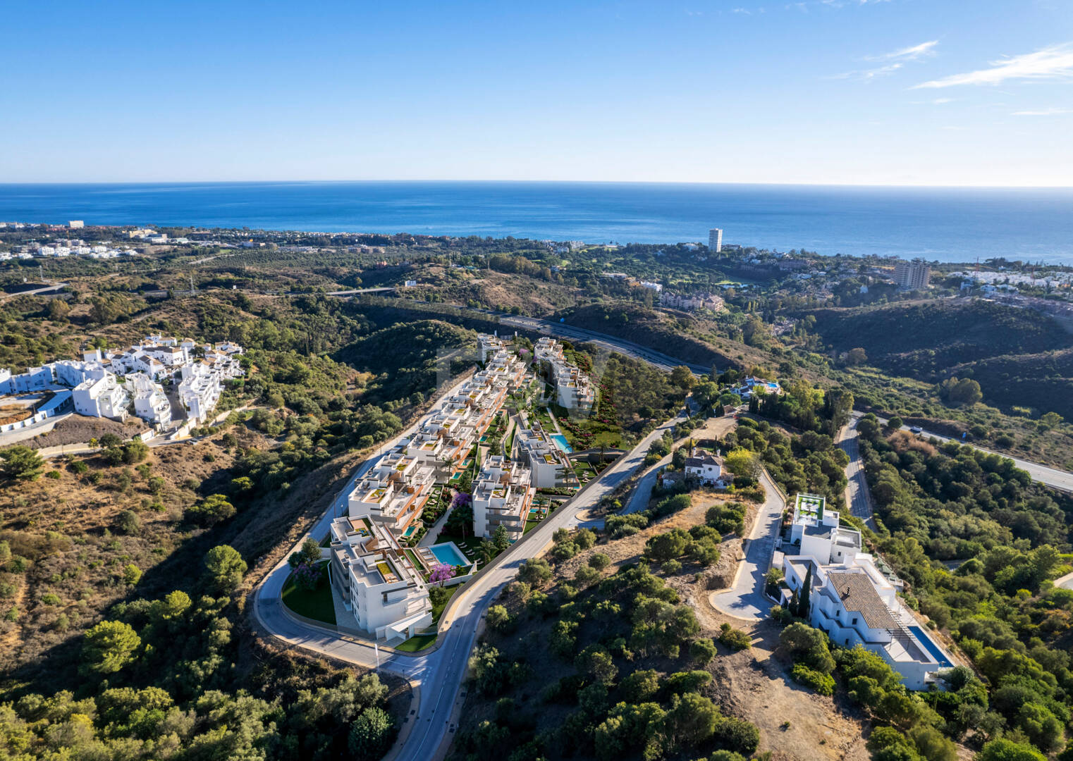 Moderno apartamento de estilo resort con vistas panorámicas al mar en Altos de Los Monteros