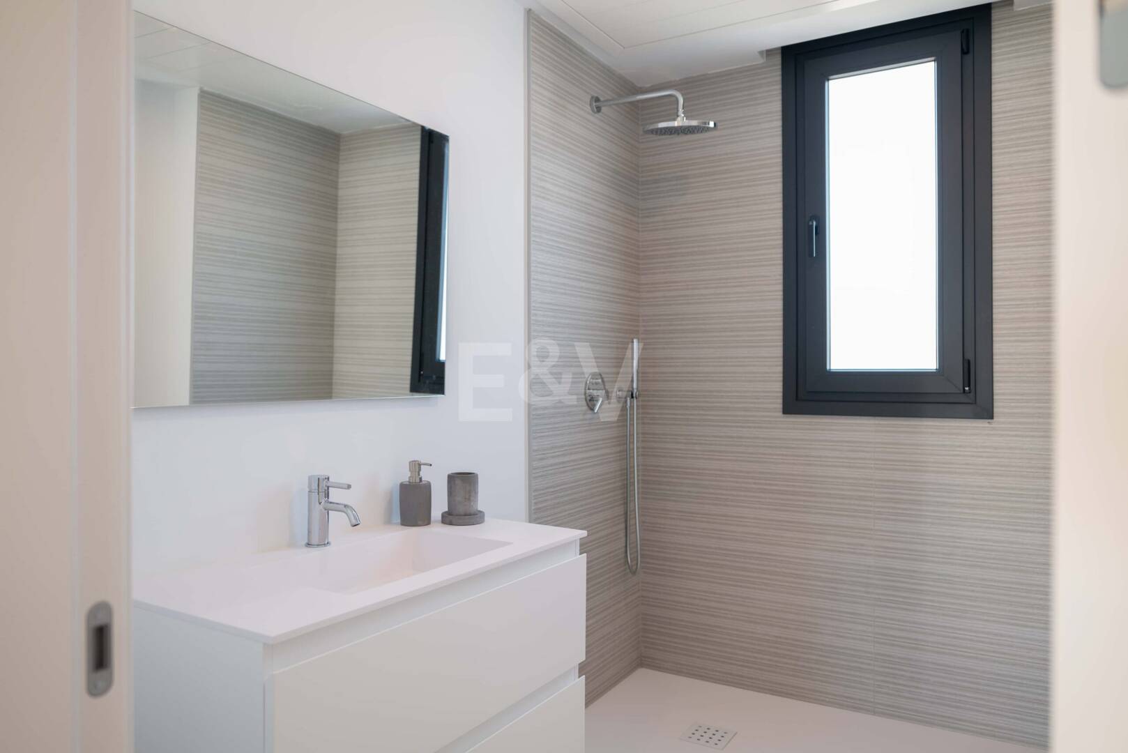 Moderno apartamento de estilo resort con vistas panorámicas al mar en Altos de Los Monteros
