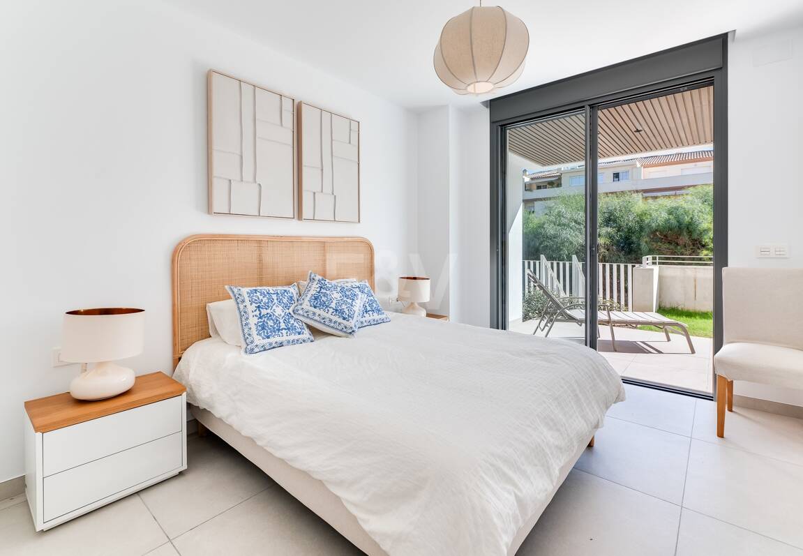 Modern Beachside Apartment with Premium Amenities
