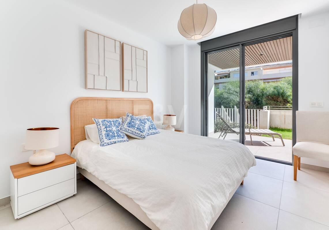 Modern Beachside Apartment with Premium Amenities