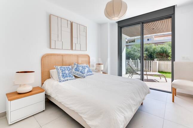 Modern Beachside Apartment with Premium Amenities
