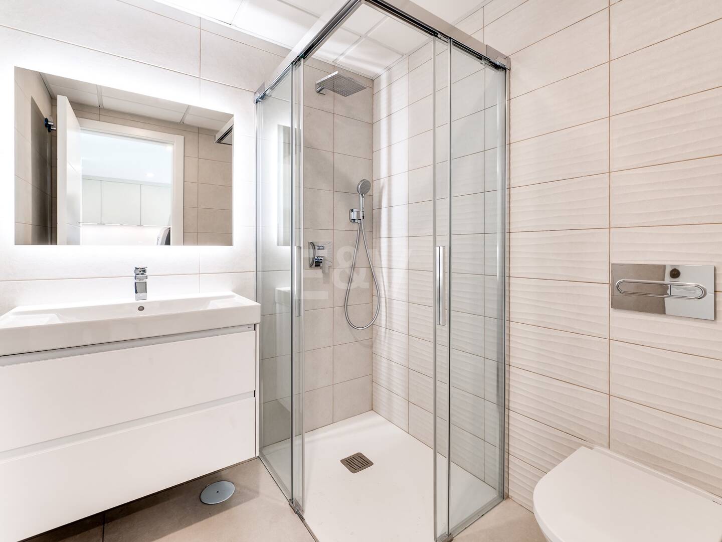 Modern Beachside Apartment with Premium Amenities