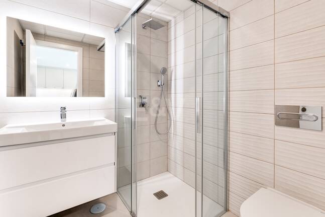 Modern Beachside Apartment with Premium Amenities