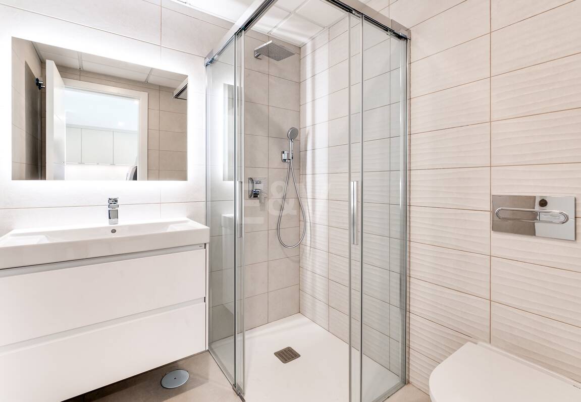 Modern Beachside Apartment with Premium Amenities