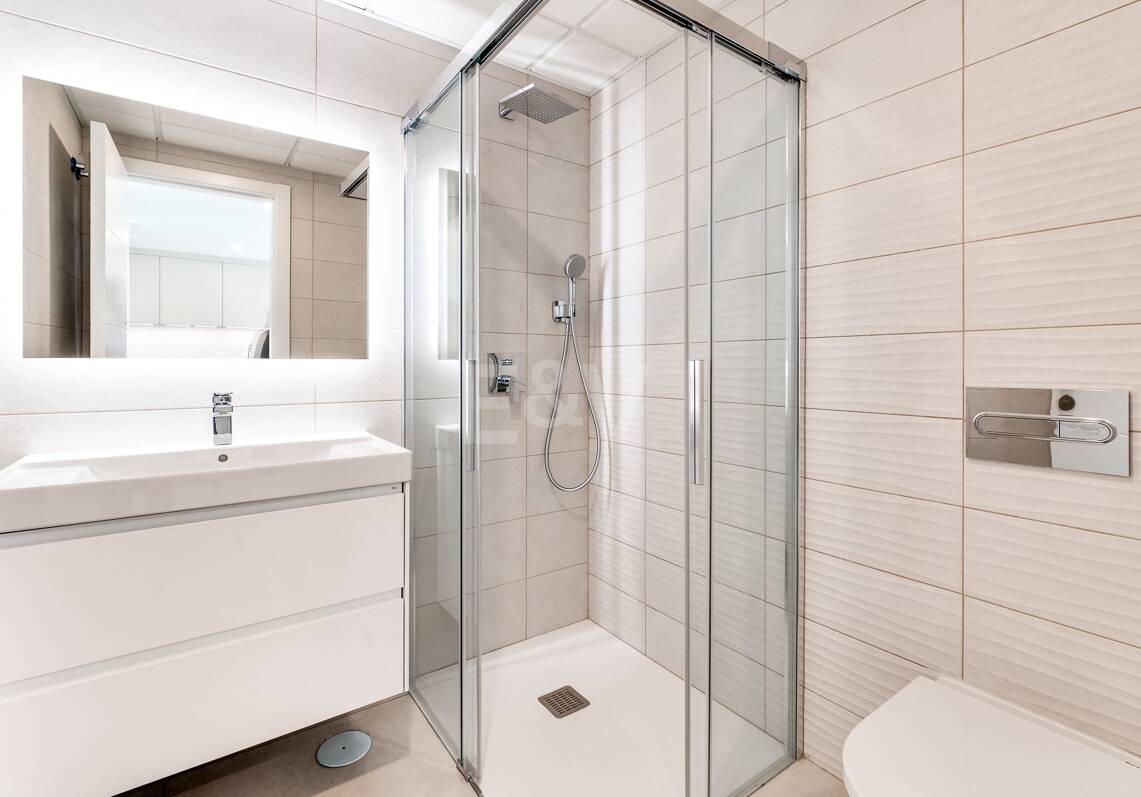Modern Beachside Apartment with Premium Amenities