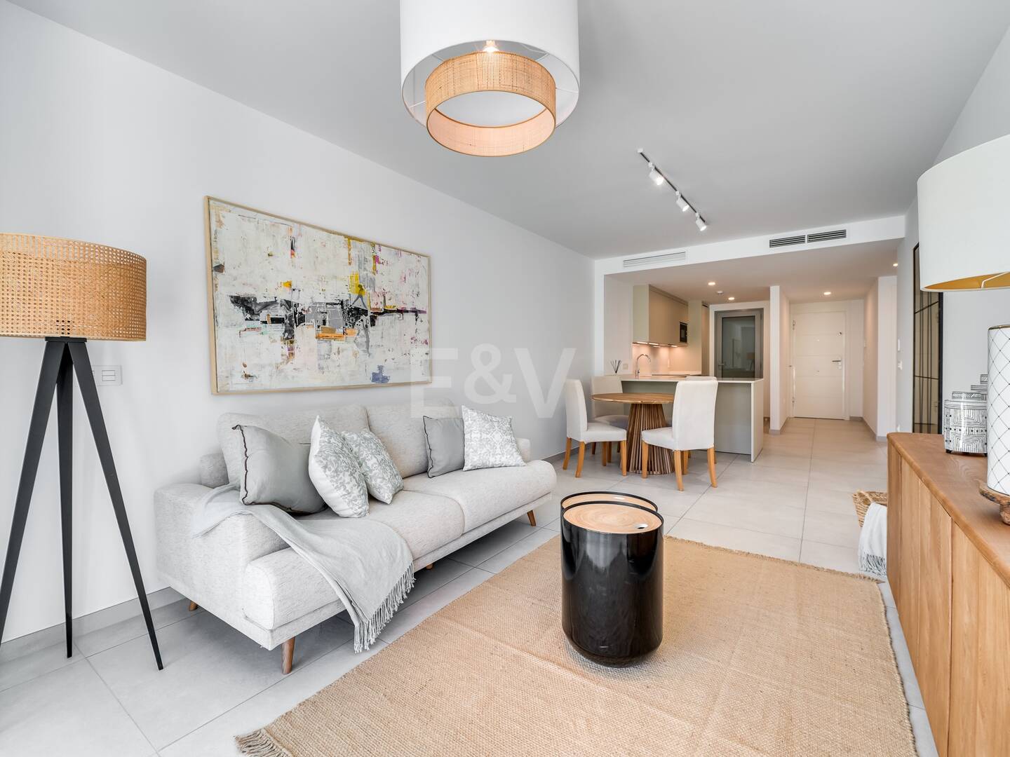 Modern Beachside Apartment with Premium Amenities