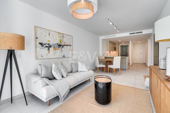Modern Beachside Apartment with Premium Amenities