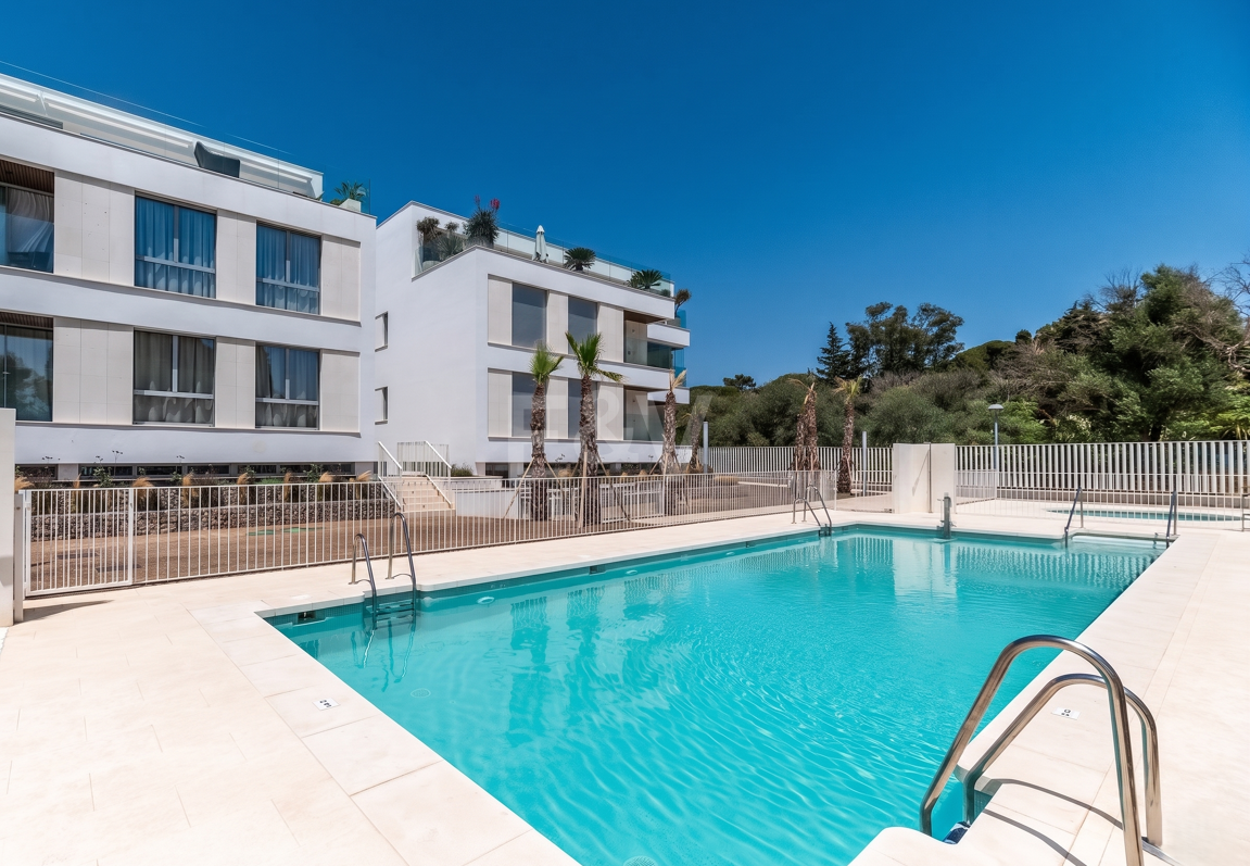 Modern Beachside Apartment with Premium Amenities