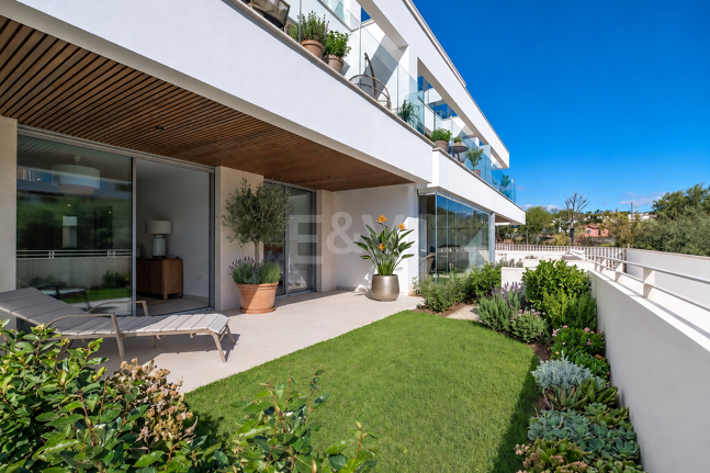 Modern Beachside Apartment with Premium Amenities