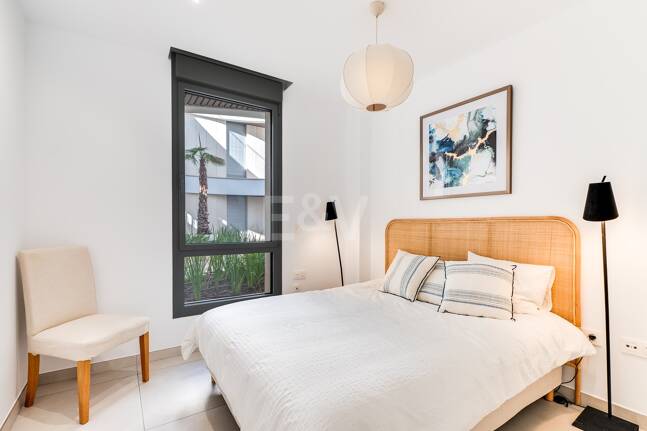 Modern Beachside Apartment with Premium Amenities