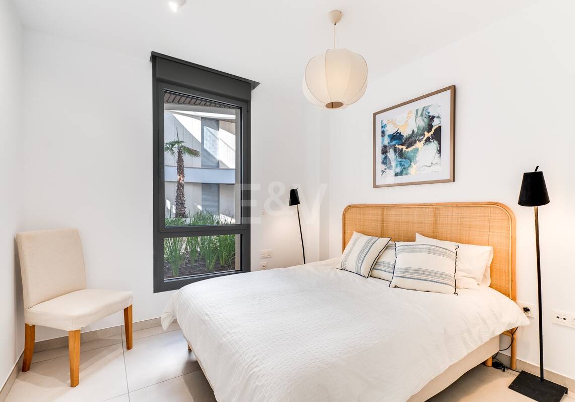 Modern Beachside Apartment with Premium Amenities