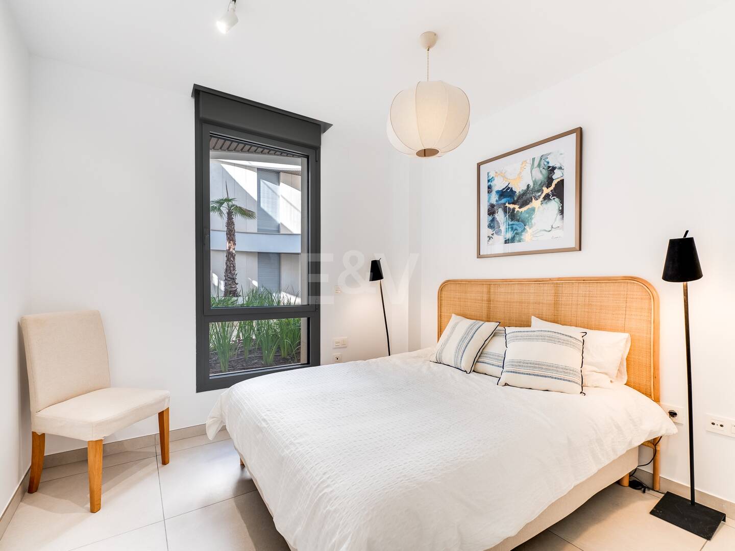 Modern Beachside Apartment with Premium Amenities