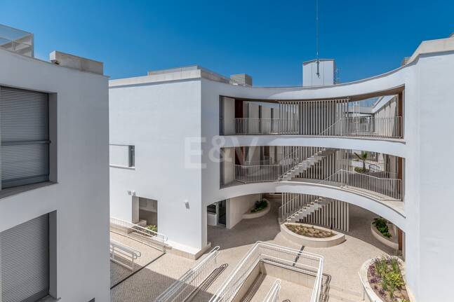 Modern Beachside Apartment with Premium Amenities