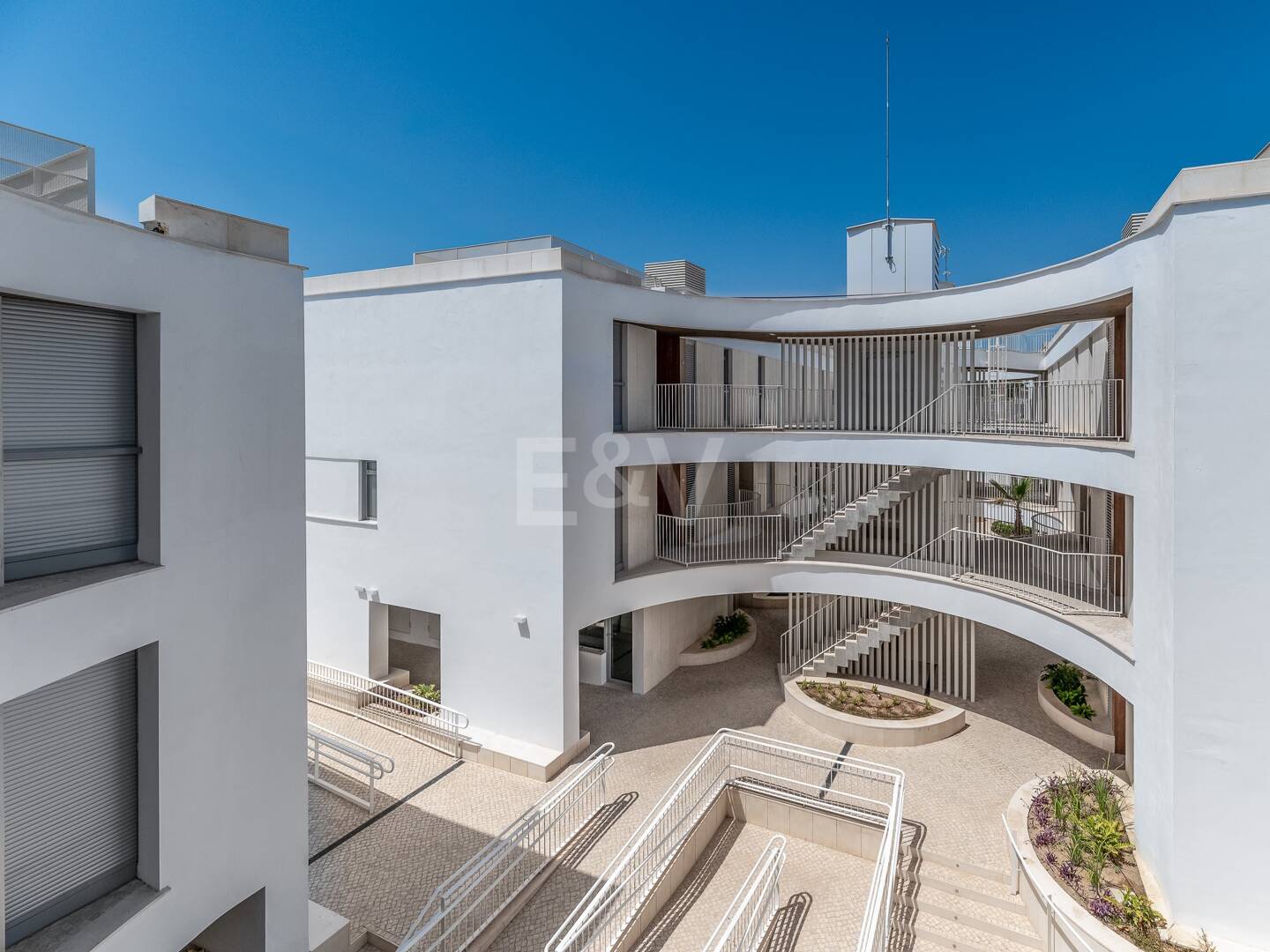 Modern Beachside Apartment with Premium Amenities