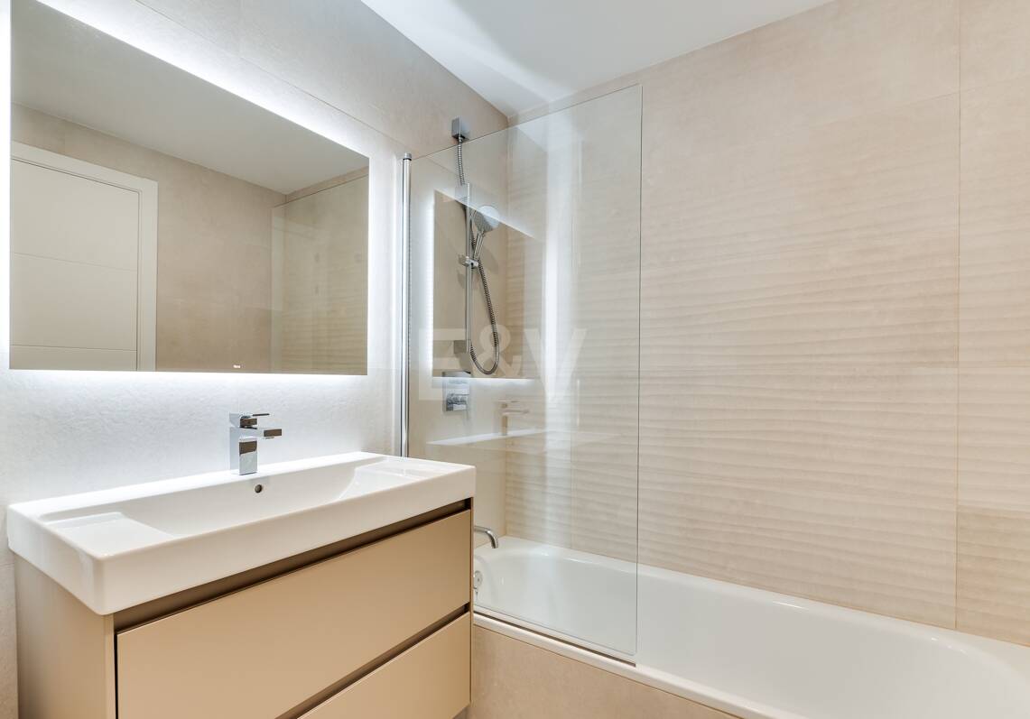 Modern Beachside Apartment with Premium Amenities