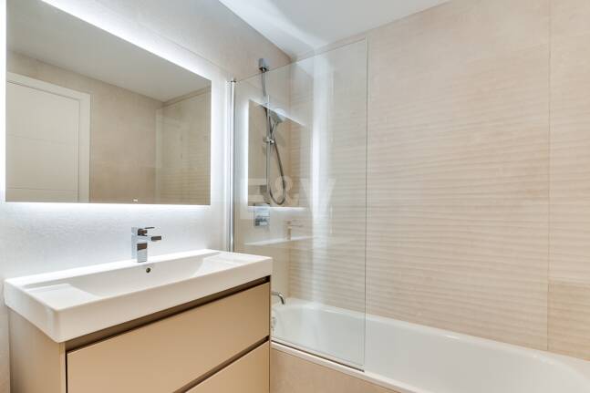 Modern Beachside Apartment with Premium Amenities