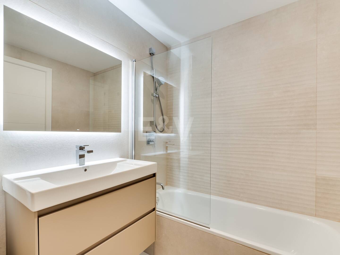 Modern Beachside Apartment with Premium Amenities