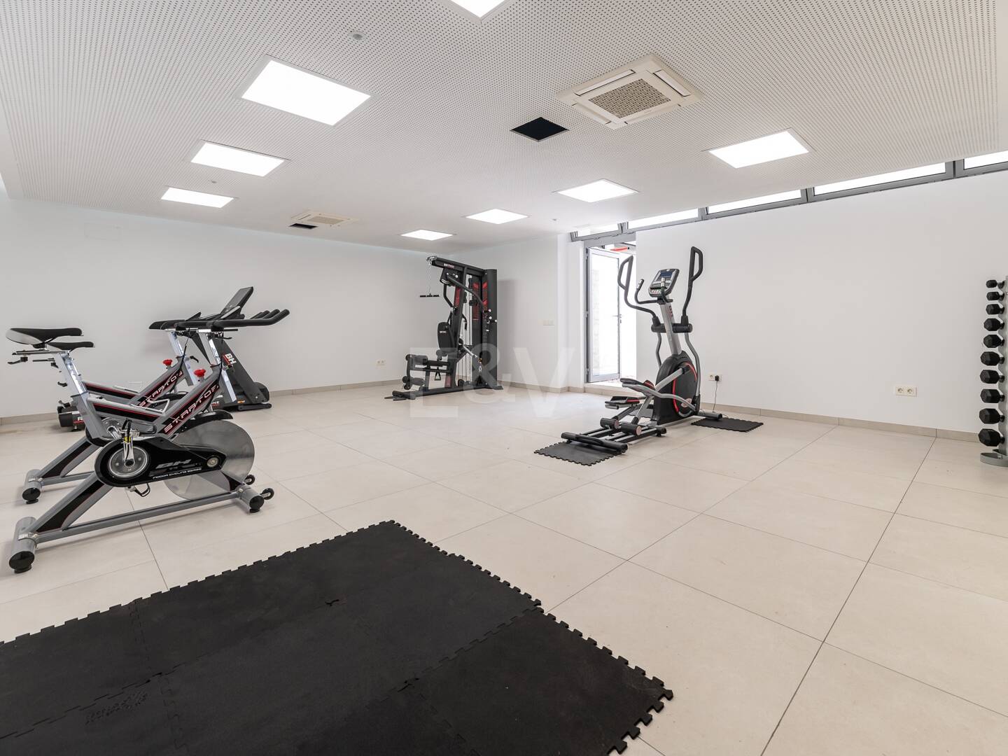 Modern Beachside Apartment with Premium Amenities