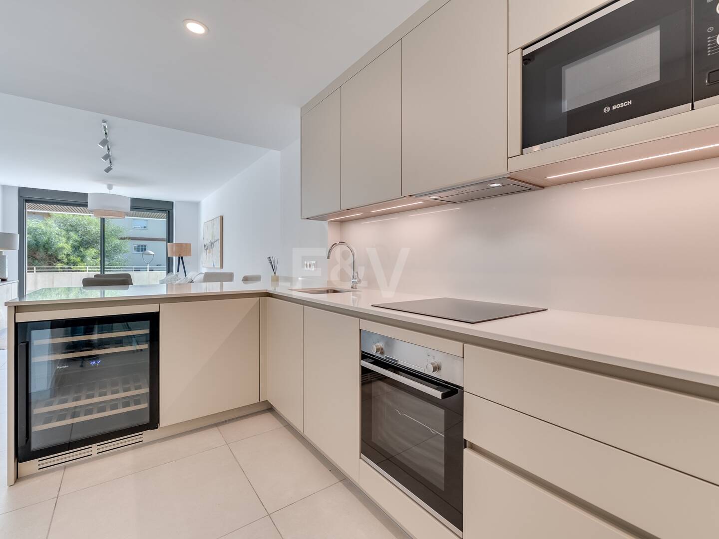 Modern Beachside Apartment with Premium Amenities