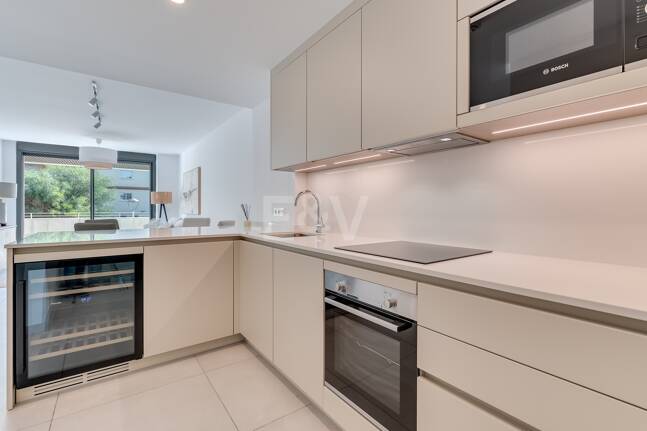 Modern Beachside Apartment with Premium Amenities