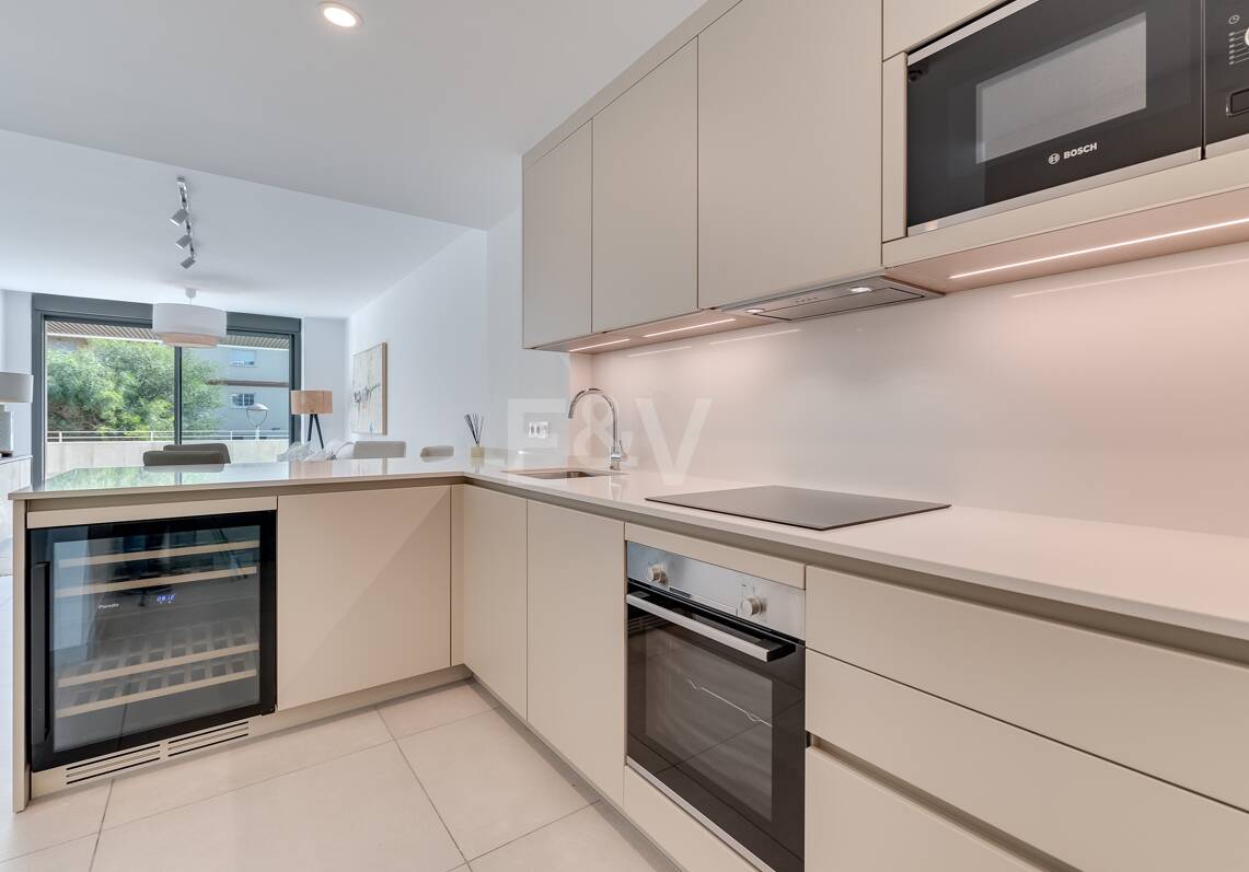 Modern Beachside Apartment with Premium Amenities