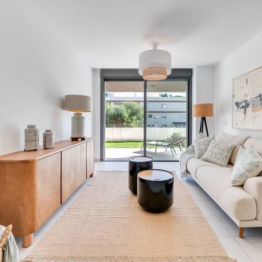 Modern Beachside Apartment with Premium Amenities
