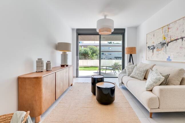 Modern Beachside Apartment with Premium Amenities